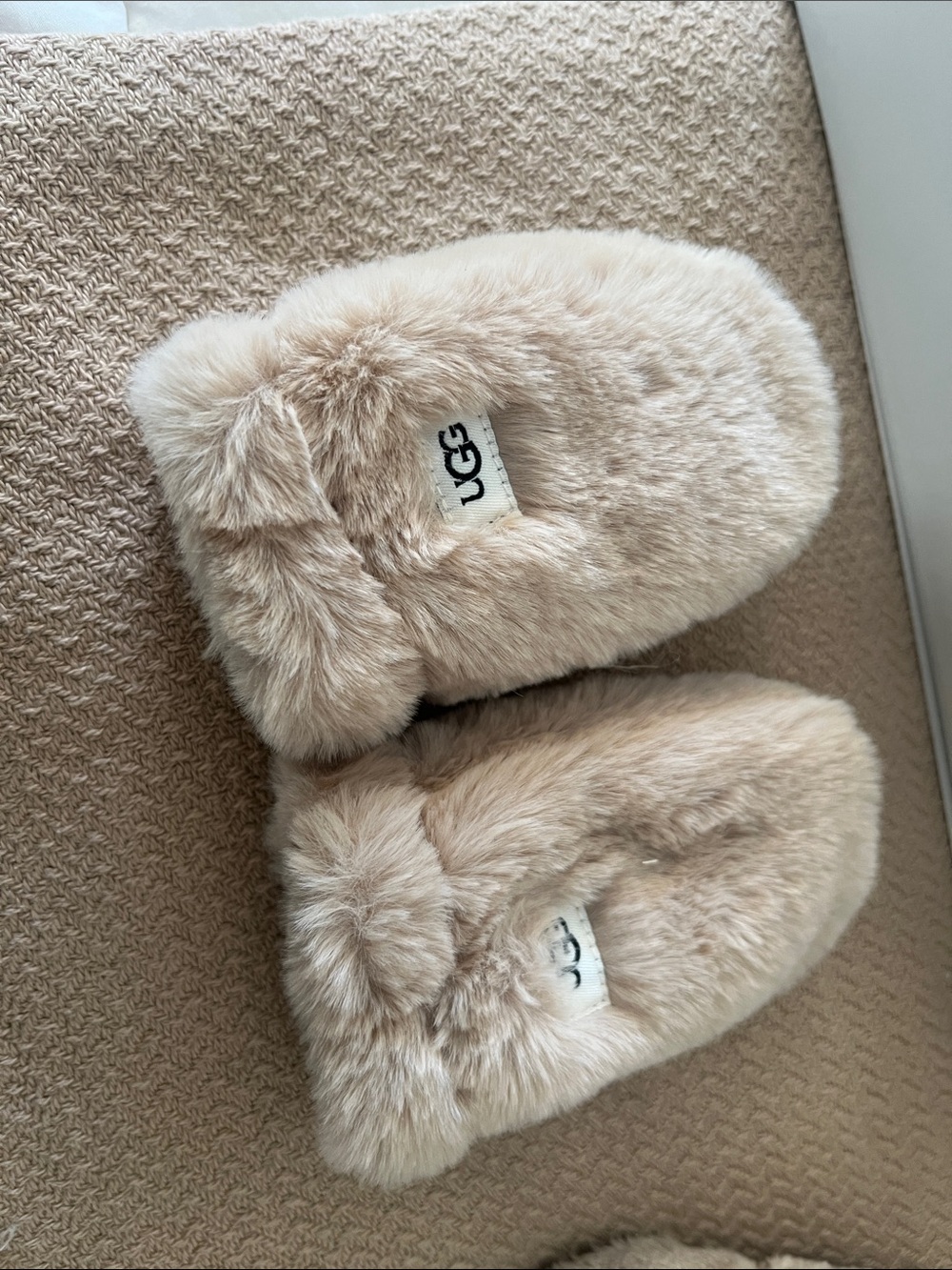 UGG Baby - Beige Faux-Fur Slippers with Bear-Ear Hat and Gloves